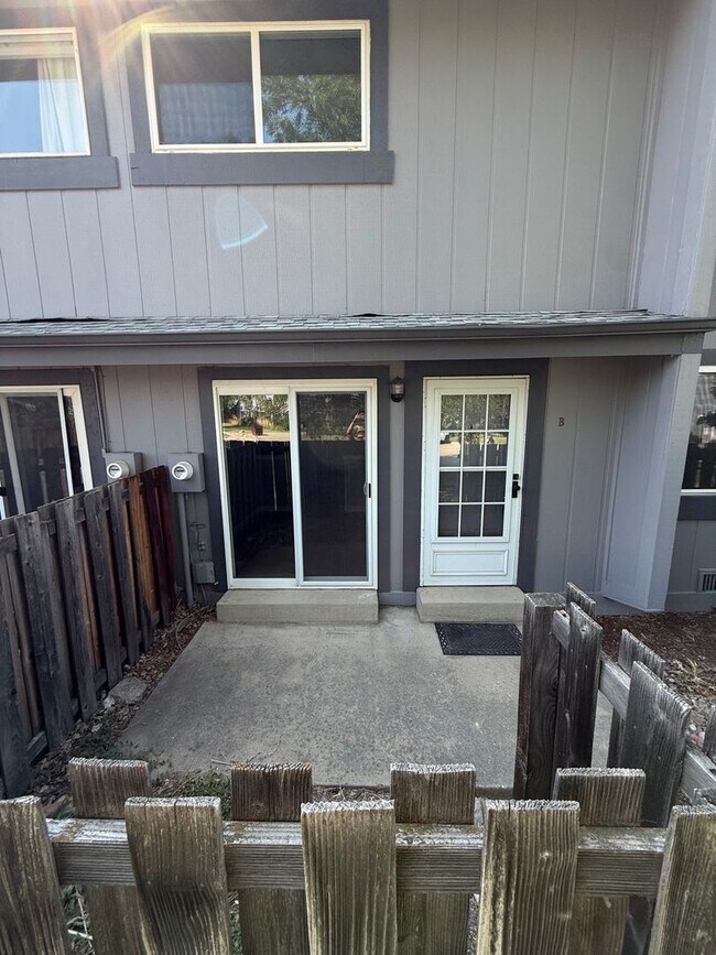 Building Photo - Close to campus- 4237