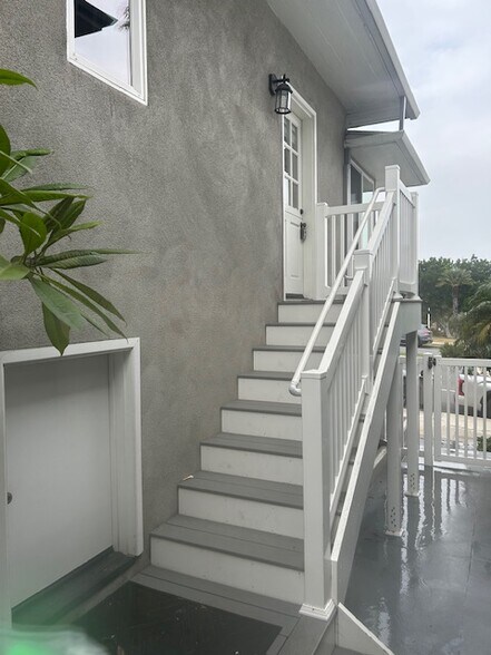 Stairs to front door - 1534 Manhattan Beach Blvd