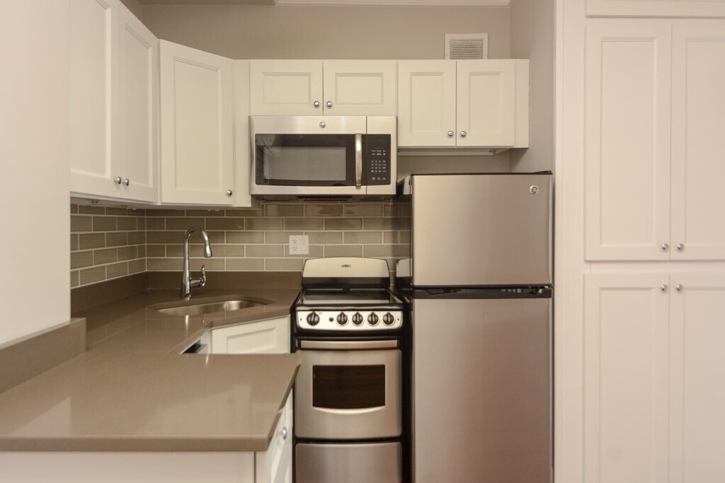 Building Photo - 818 W Lakeside Pl