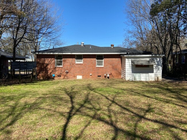 Building Photo - **AVAILABLE NOW**3 Bedroom / 1 Bathroom Ho...