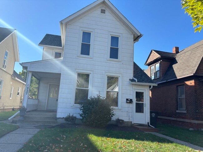 Building Photo - 1427 Wall St