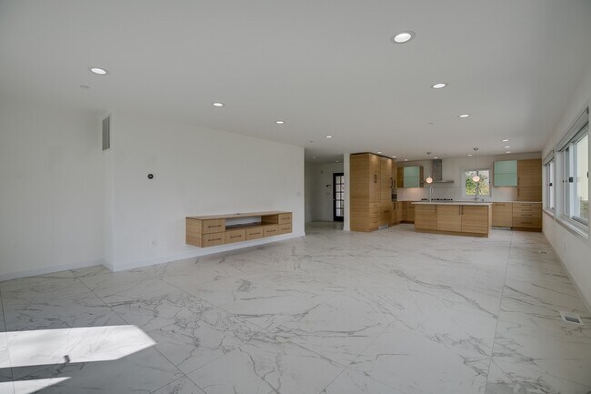 Building Photo - Stunning 5 Bedroom Juanita Bay Home For Rent!