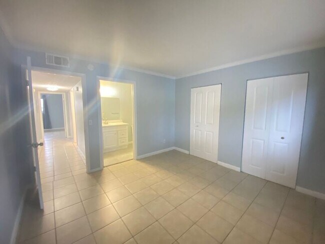 Building Photo - 605 Northlake Blvd