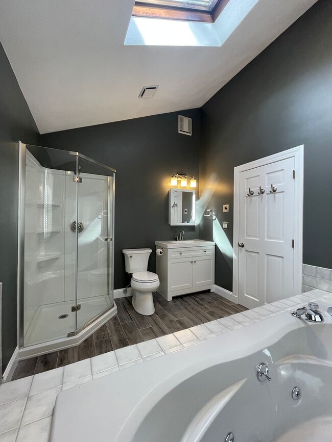 Building Photo - Beautifully renovated 3 bed/3 full bath si...