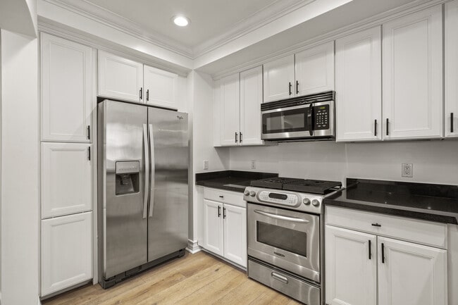 Building Photo - 122 N Clark Dr