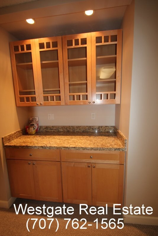 Building Photo - Lovely 1 Bedroom/1 Bathroom West Petaluma Condo Available Now