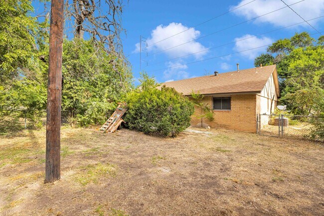 Building Photo - 6012-6014 Evers Rd