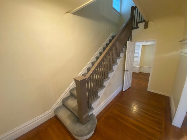 Building Photo - Advent - Gorgeous 5 Bedroom Home With Front/Backyard, Driveway & Washer/Dryer!