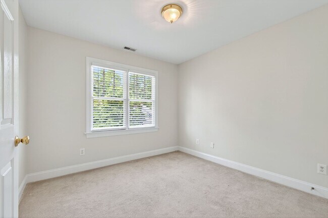 Building Photo - Move-In Ready Gem in Sought-After Dover Ridge!