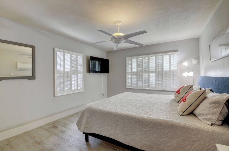 Building Photo - 721 NE 8th Ave