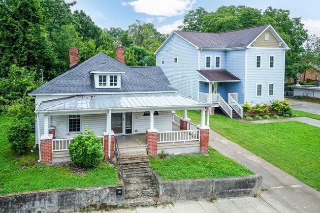 Primary Photo - Charming Three Bedroom Home!