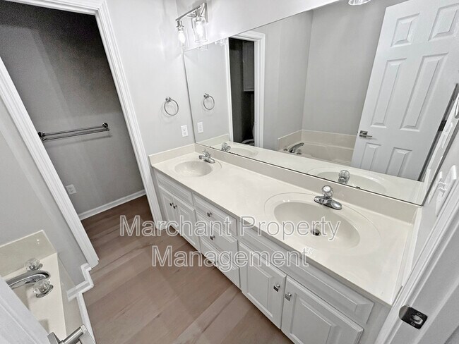 Building Photo - 7 Waxwing Ct