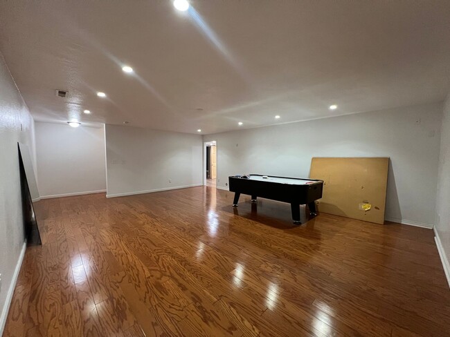 Building Photo - Large 5 Bedroom 2 Bathroom 2 Car Garage