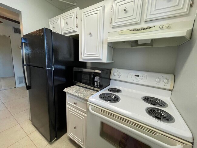 Building Photo - 306 E Ocean Ave