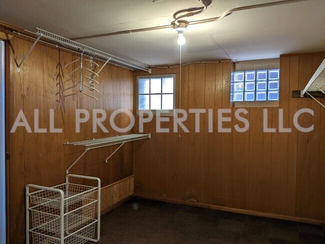 Building Photo - 557 S Race St
