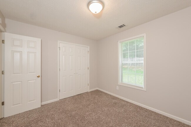 Building Photo - Fantastic 3bd/2ba home! Let yourself in!