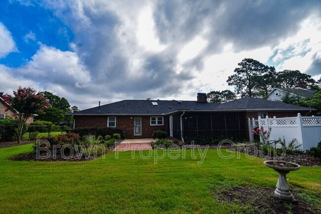 Building Photo - 2417 Dartmouth Dr