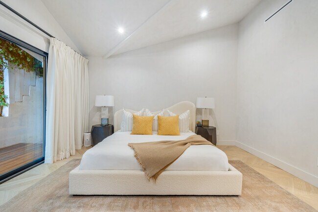 Building Photo - 2221 Bowmont Dr