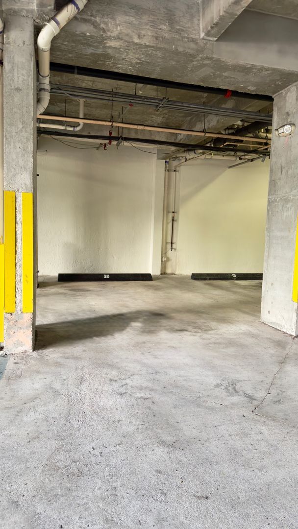 Building Photo - Beachside One Bedroom Condo with Parking a...