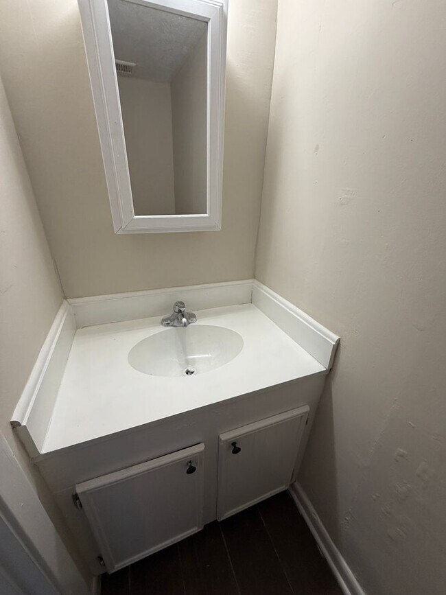 Building Photo - Oak Park Townhome 2/1.5 AVAILABLE NOW