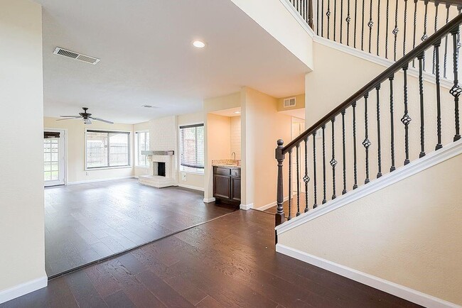 Building Photo - 2039 Shorewood Ln
