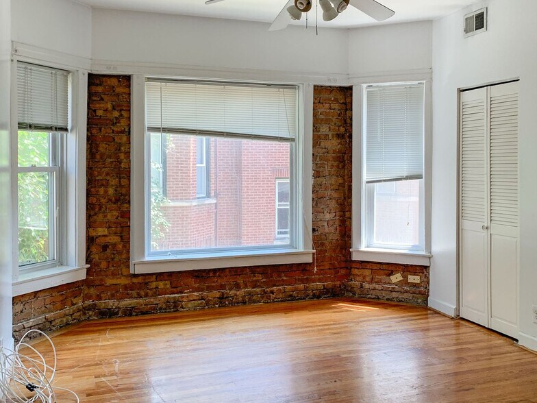 Primary Photo - 854 W Cornelia Ave
