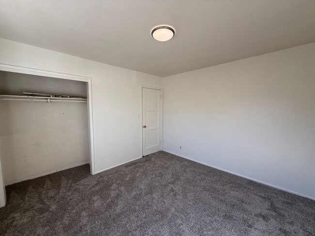 Building Photo - Centrally Located Single Story Ranch Style...