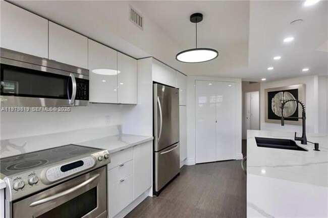 Building Photo - 19900 E Country Club Dr