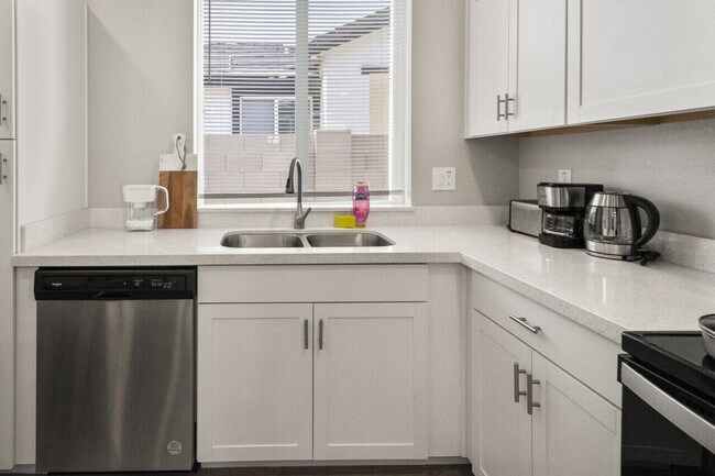 Building Photo - 6612 W Paradise Ln