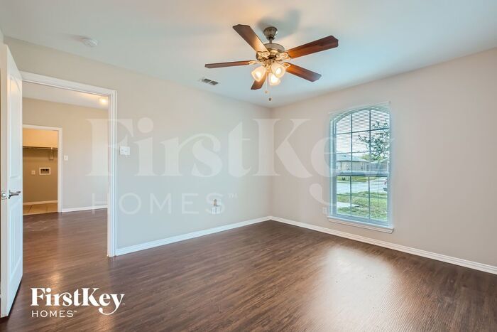 Building Photo - 1818 Willowbrook Dr