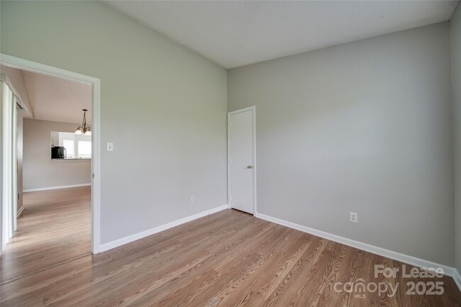 Building Photo - 120 Lantana Dr
