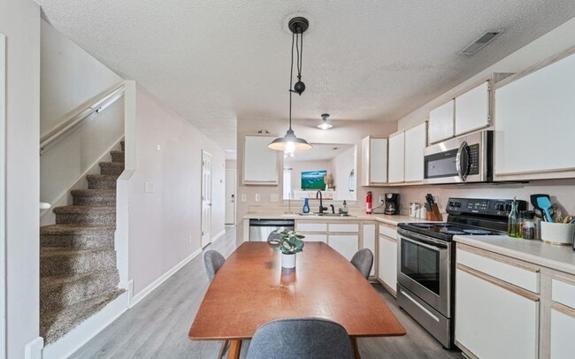 Building Photo - 2BR/2.5 Bath Townhome Minutes to Camp Lejuene