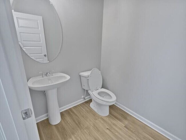 Building Photo - House - 3 beds, 3 baths,