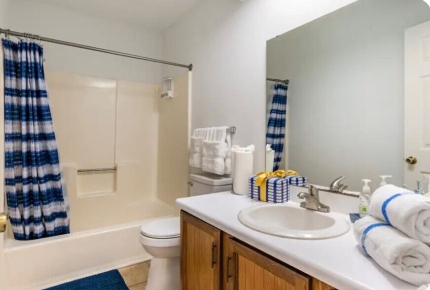 Building Photo - 400 17th Ave S