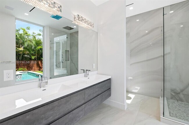 Building Photo - 1615 NE 3rd Ct