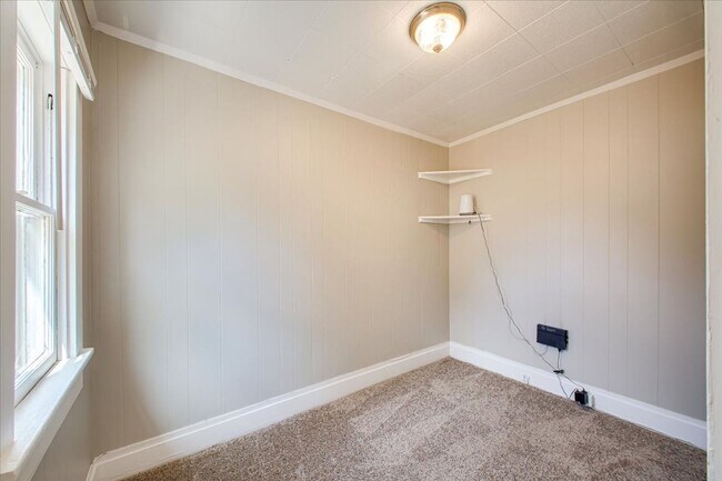 Building Photo - Adorable Guest Cottage in the North End!