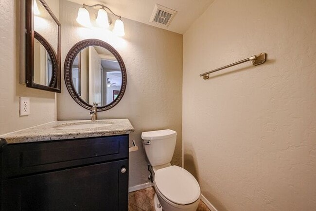 Building Photo - Stunning 3 bedroom, 2.5 bathroom Gold Cour...