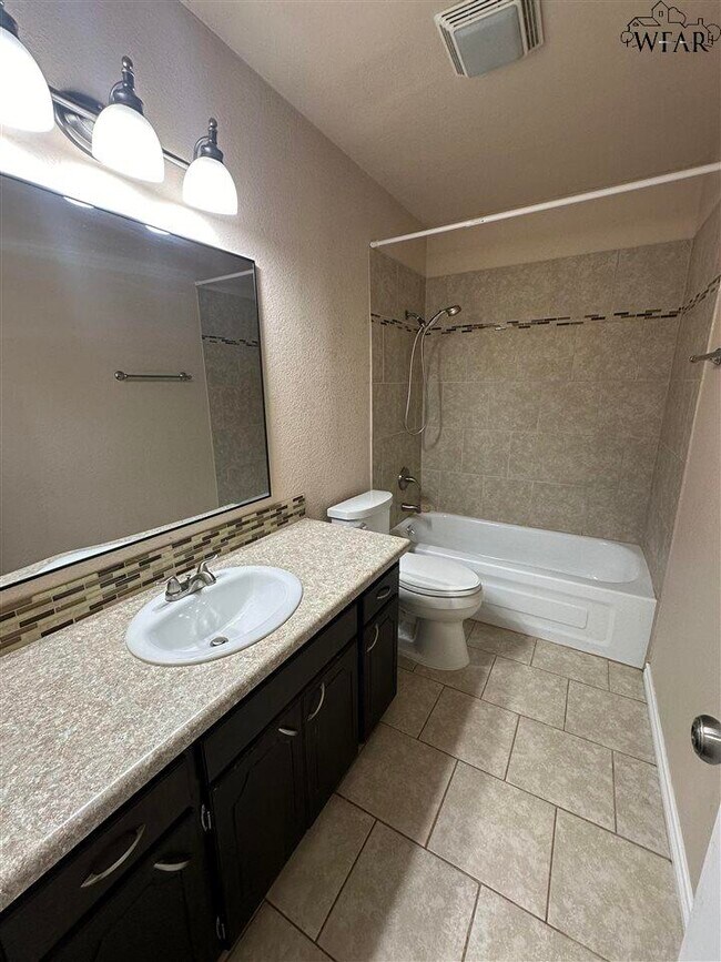 Building Photo - 2808 Ecleto Blvd