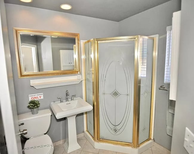 Building Photo - 5BD/2BA, Great Sunroom!