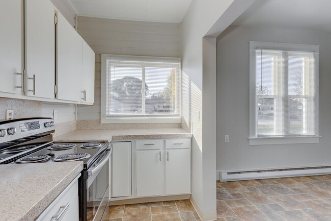 Building Photo - Dewey Duplex