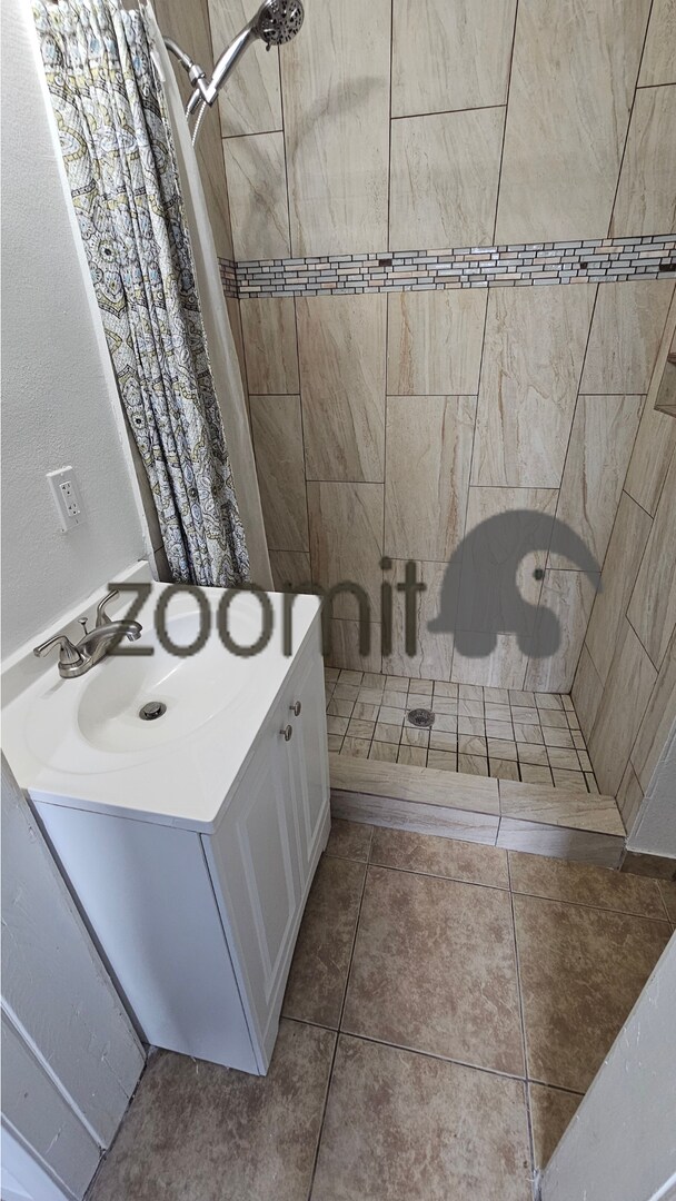 Building Photo - Wonderful home, convenient location