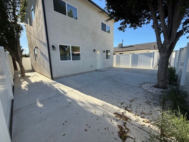 Building Photo - All solar new construction 3/3 house