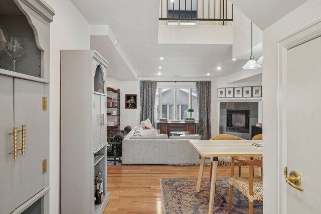 Building Photo - HALF MONTH RENT FREE!!!! GORGEOUS Brick To...