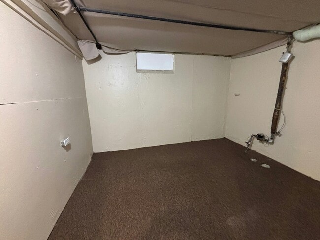 Building Photo - 920 E Mapledale Ave