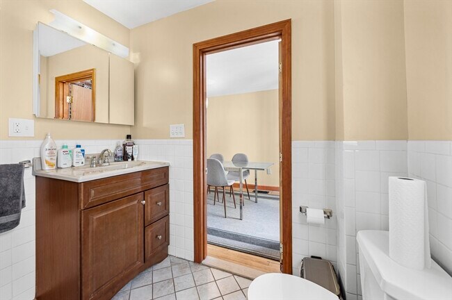 Building Photo - 50 Temple St