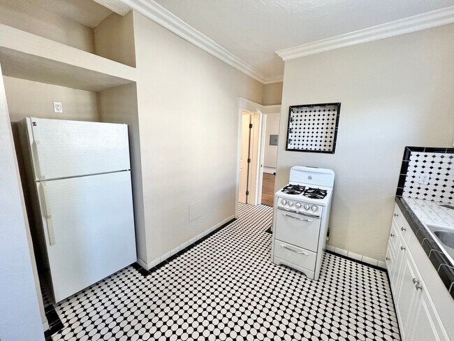 Building Photo - Charming Vintage 1-Bedroom Near Downtown L...