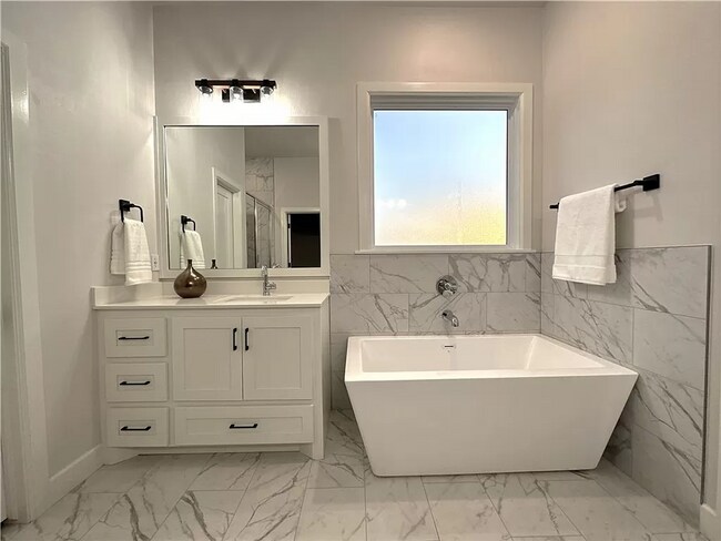 Building Photo - Luxarious 3BD/2BTH Home off of JKP Turnpik...