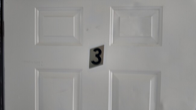 Building Photo - Charming 2-Bed Gem with Hardwood Floors & Large Living Room – Great Value in Cincinnati