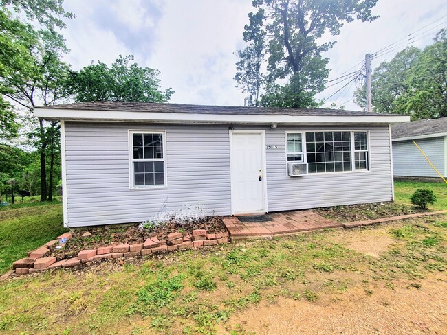 Building Photo - quaint home close to post