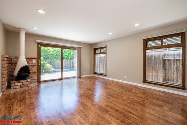 Building Photo - Heatherstone Way / Village Ct